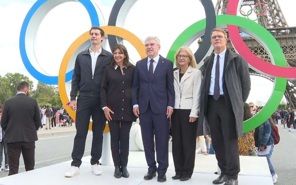 Des anneaux olympiques accrochés provisoirement sur le pont d'Iéna